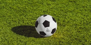 星空xingkong平台高清英超足球直播实时画面截图，显示球员在绿茵场上激烈拼抢